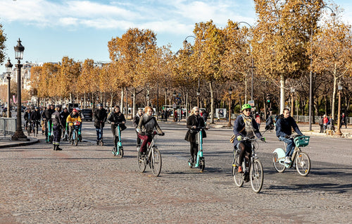 Cyclistes et Vélib' sur les Champs-Élysées en automne, plan vélo Paris 2027-2032