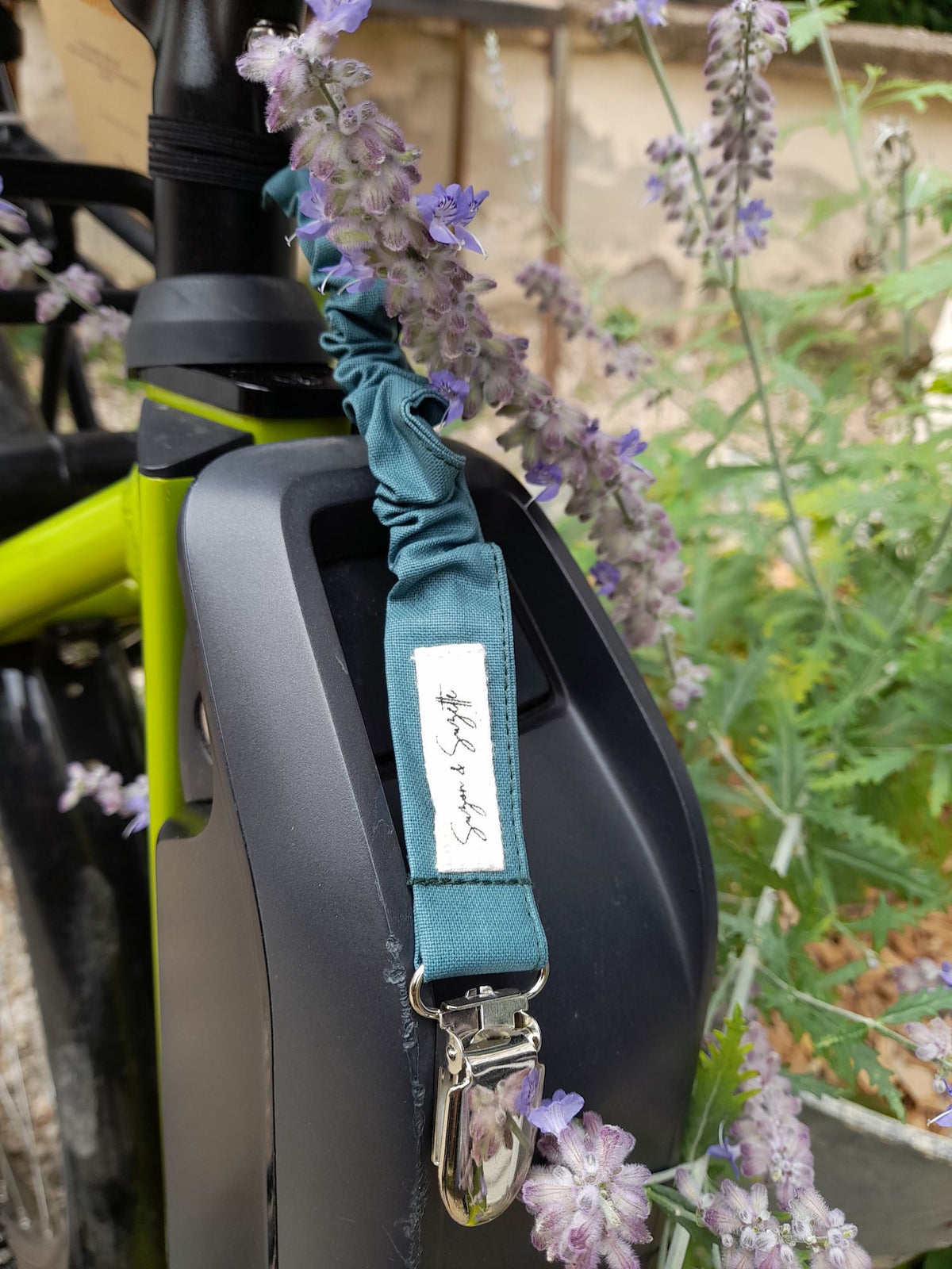Attache-jupette Suzon et Suzette vert thym sur un vélo
