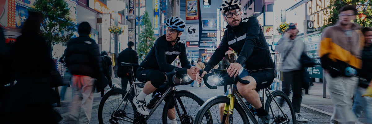 Cyclistes en ville de nuit avec des sacoches de guidon Miss Grape