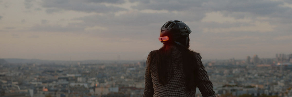 Casque Overade avec éclairage Turn porté face aux toits de Paris
