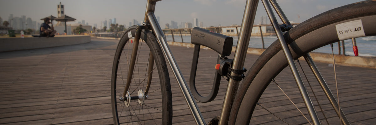 Vélo attaché en ville avec un antivol U Seatylock Mason