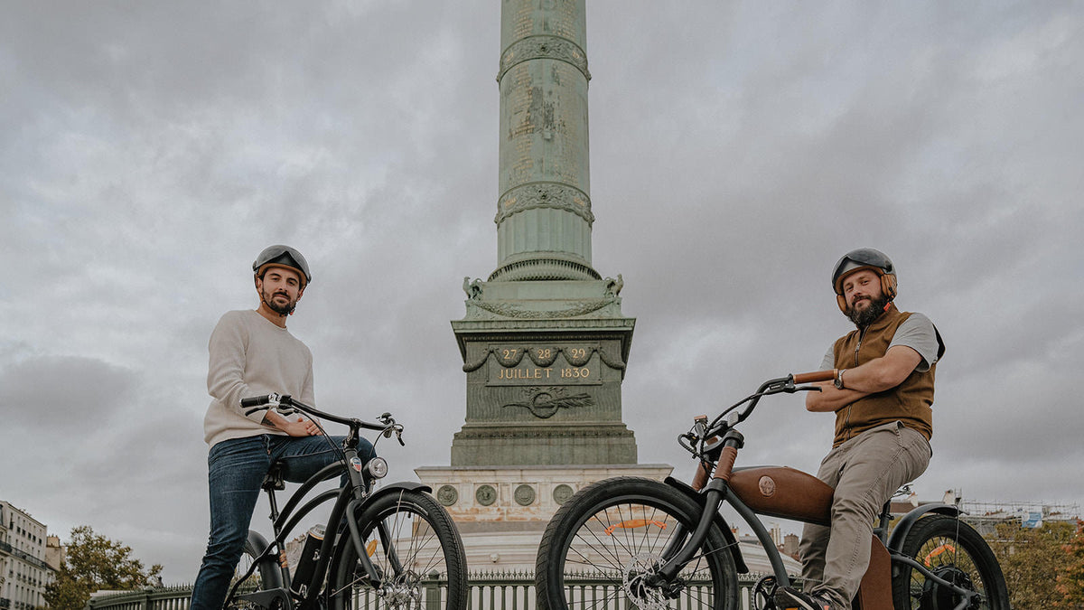 Deux cyclistes casqués Mârkö place de la Bastille à Paris