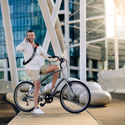 Cycliste en ville avec l'antivol chaîne Seatylock Viking porté en bandoulière