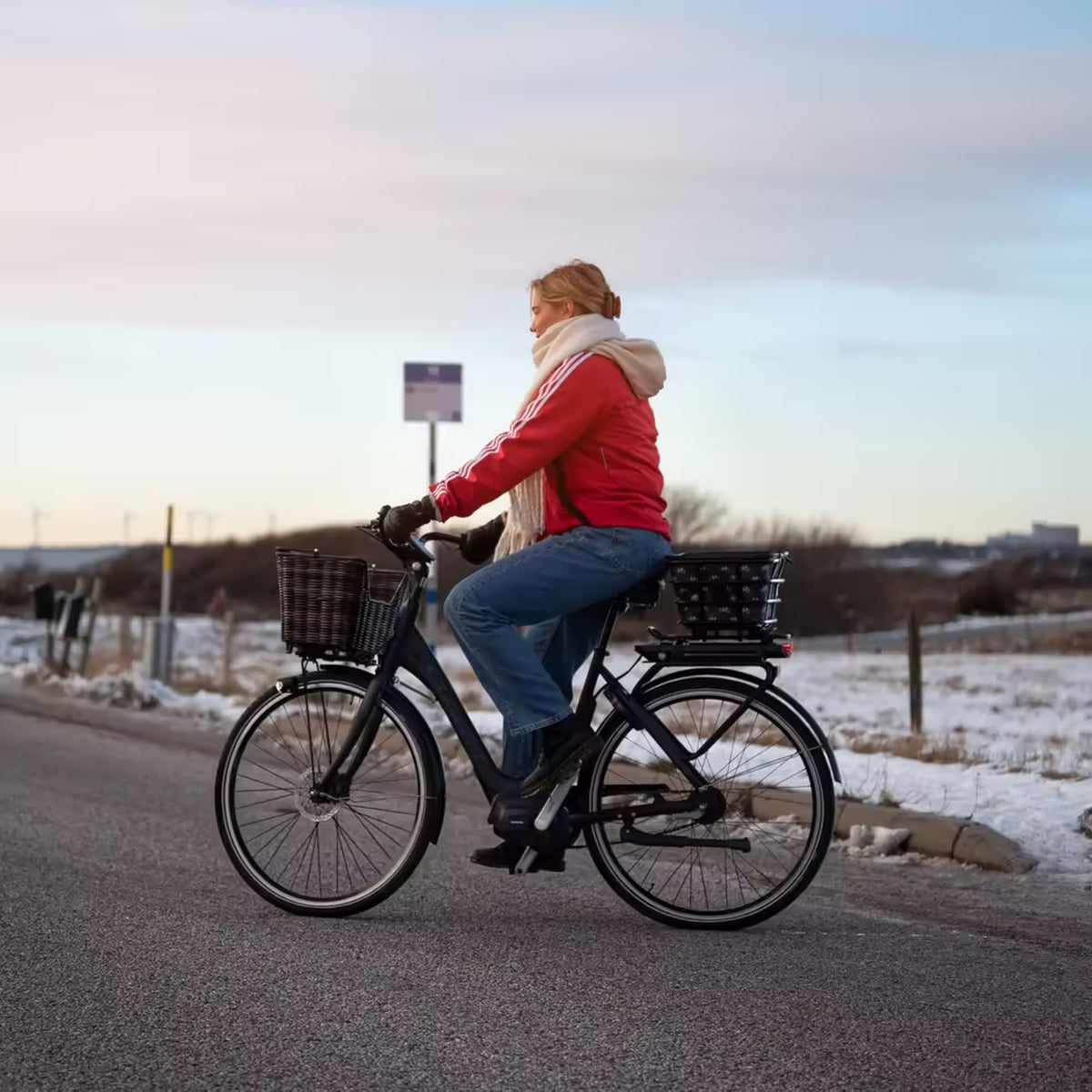 Cycliste à vélo avec paniers AtranVelo à l'avant et à l'arrière