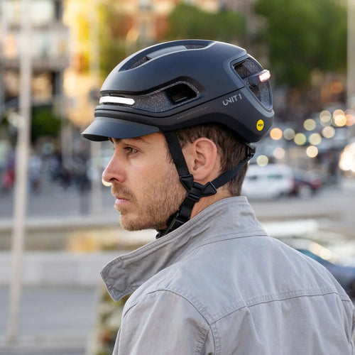 Casque connecté Unit 1 AURA Mips Blackbird porté à vélo en ville