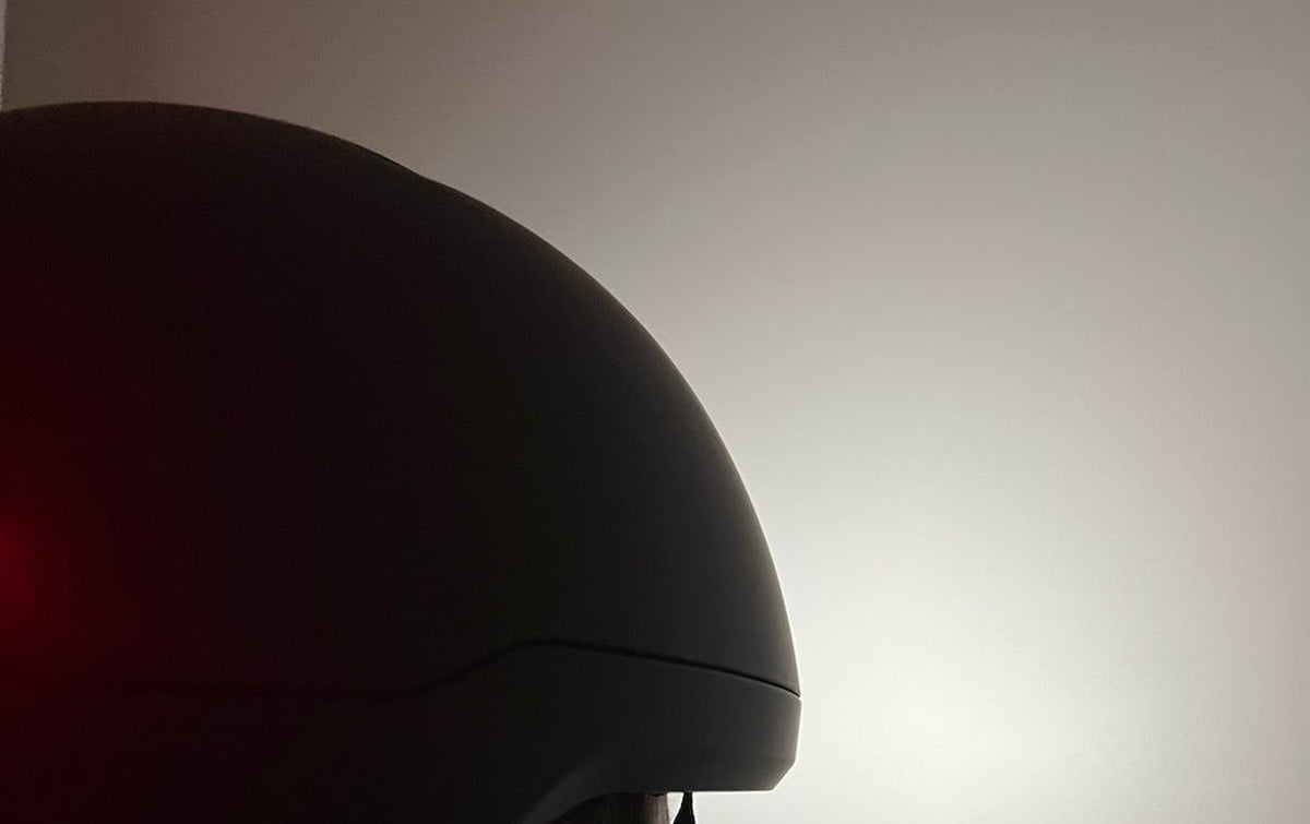 Casque vélo Baltee H01 porté, feu arrière rouge et éclairage avant allumés
