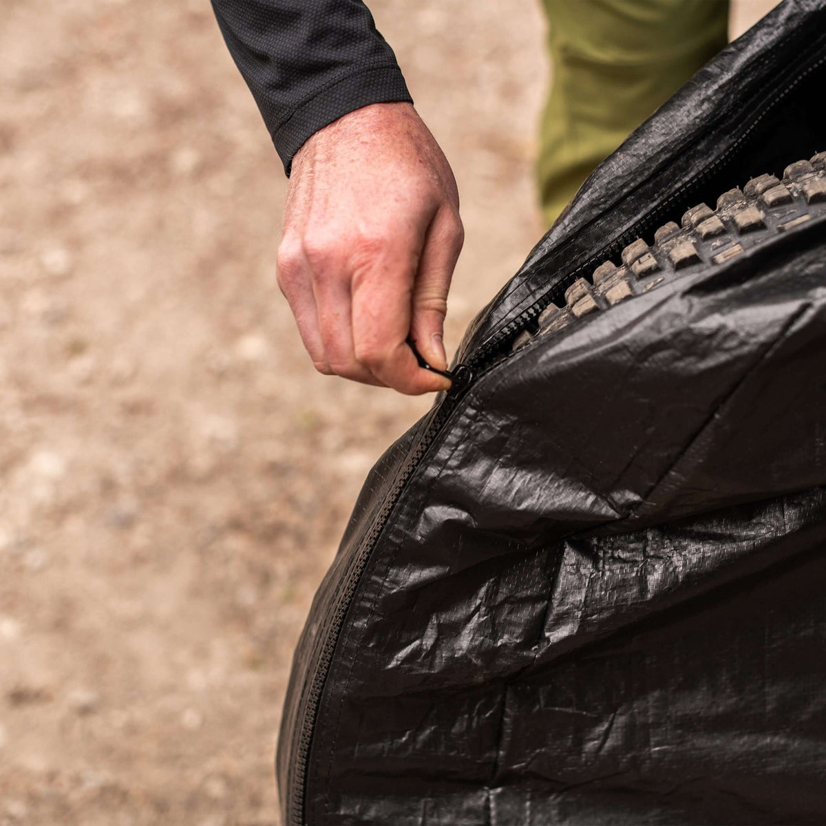 Fermeture à glissière de la housse vélo BikeParka RoughSac autour d'une roue