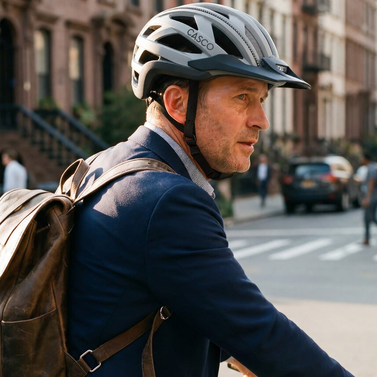 Cycliste en costume avec un casque CASCO Cuda