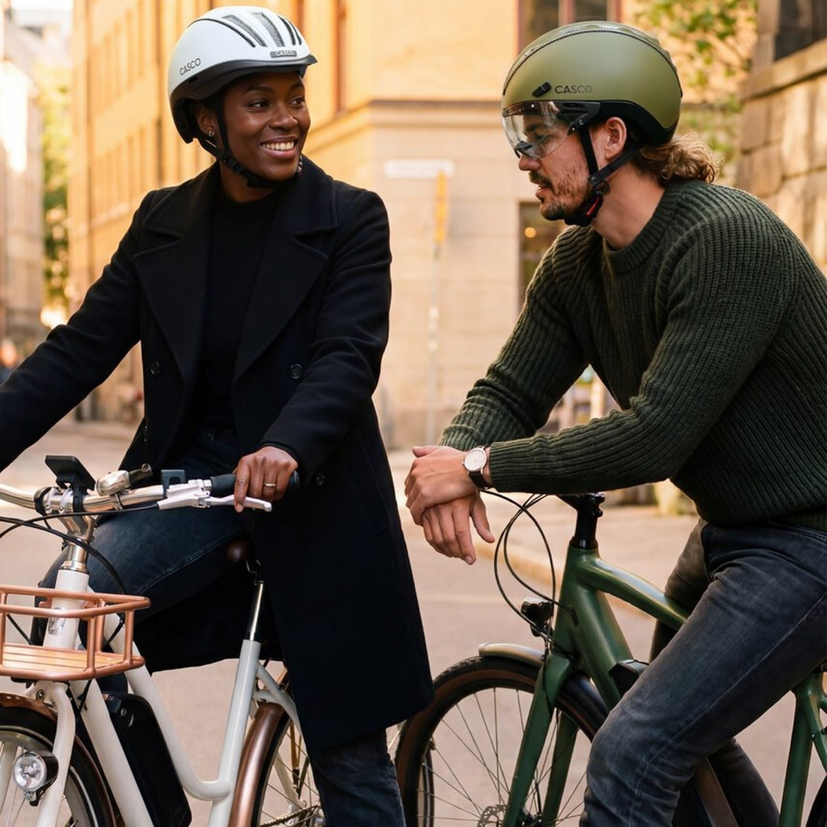 Deux cyclistes en ville avec des casques CASCO