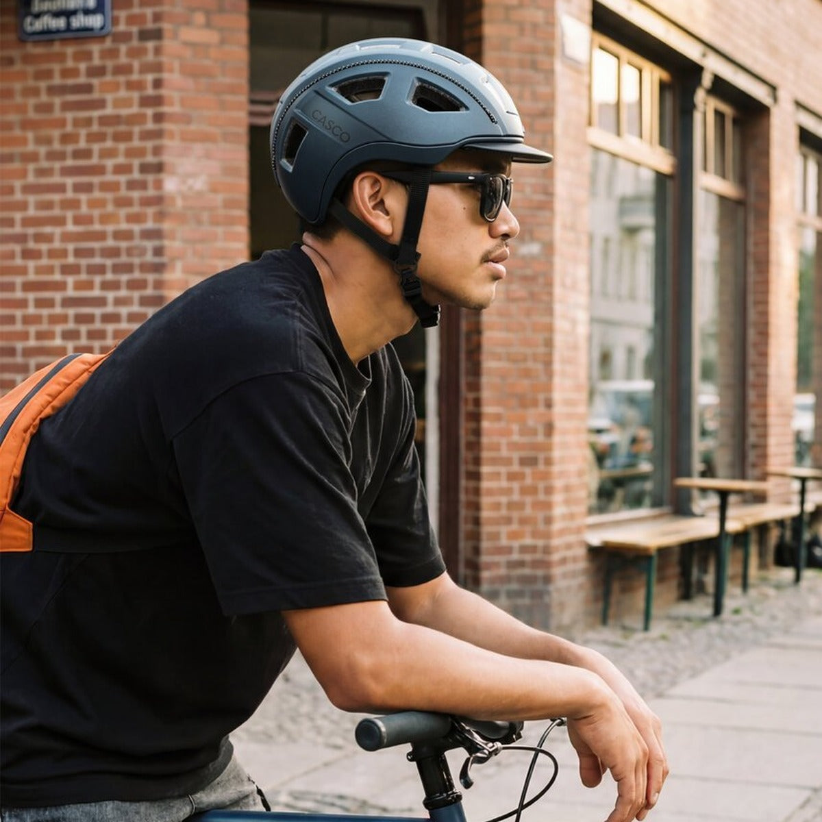 Cycliste urbain avec un casque CASCO Cosmo Air
