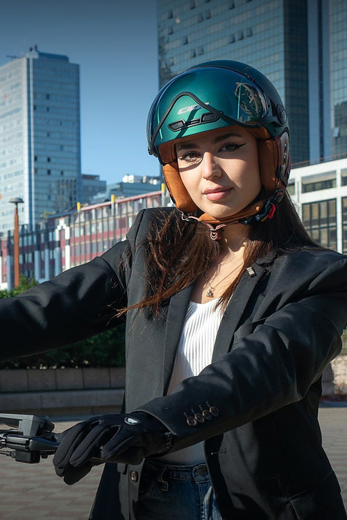 Casque vélo CGM Ebi Vintage vert satiné porté en ville