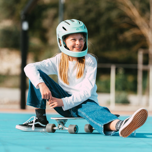 Casque intégral enfant Virgo Kid Mips Virgomove porté par une enfant