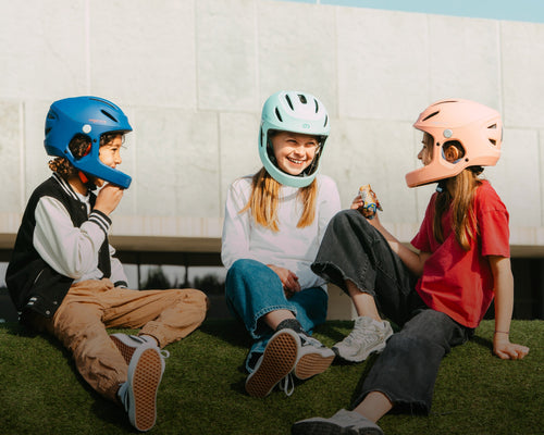 Casques intégraux enfant Virgo Kid Virgomove portés par trois enfants