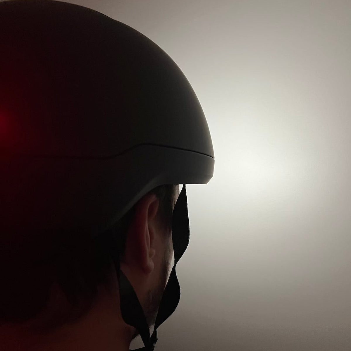Casque vélo lumineux Baltee H01 porté, vue arrière avec feu stop