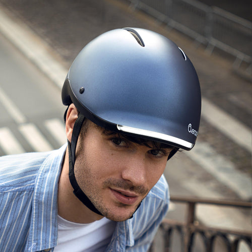 Casque Overade Life porté à vélo en ville