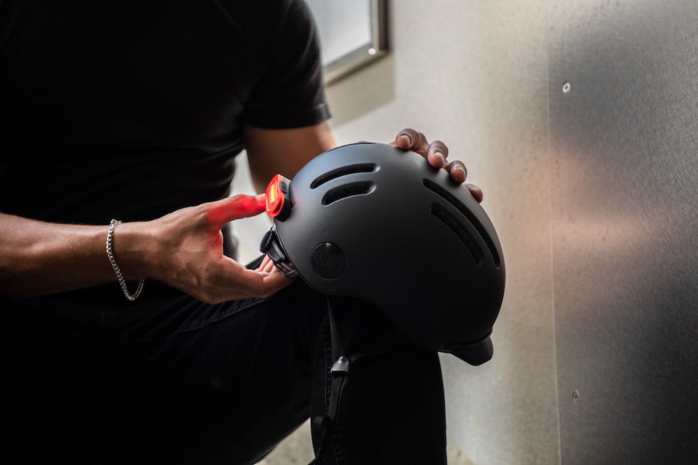 Casque Vélo Thousand Chapter Racer Noir Mannequin qui allume la lumière