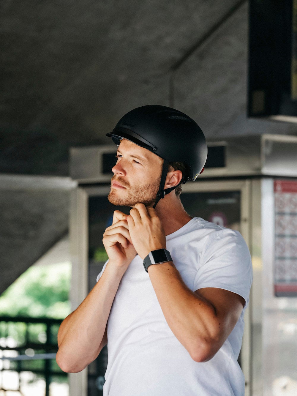 Casque Vélo Thousand Chapter Racer Noir Mannequin Homme qui attache son casque