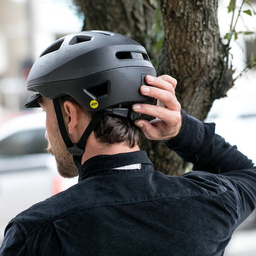 Réglage du casque vélo Bern Major MIPS noir mat en ville
