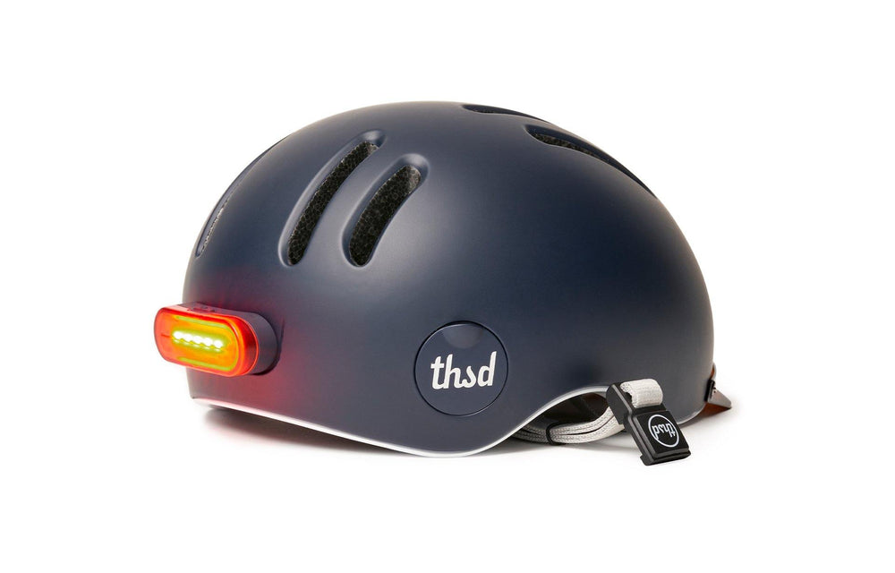 Casque Vélo Thousand Chapter Club Navy Vue de 3/4 Arrière avec lumière aimantée allumée