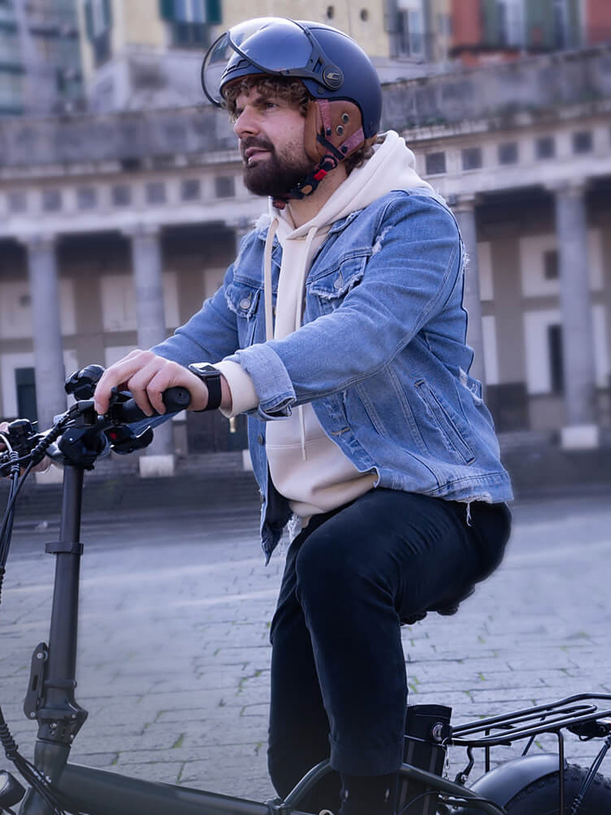 Cycliste sur vélo électrique avec le casque CGM Ebi Vintage bleu
