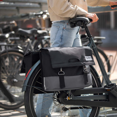 Double sacoche Urban Proof Recycled noire posée sur un vélo en ville