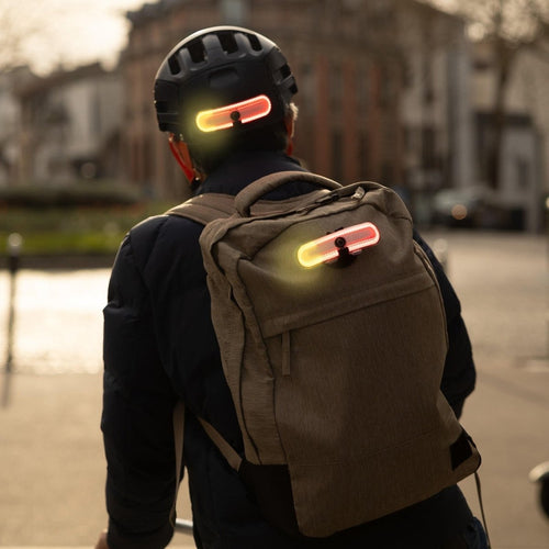 Éclairage clignotant Overade OxiTurn sur un casque porté à vélo en ville