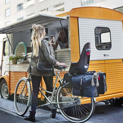 Extension de porte-bagages Basil en situation avec siège enfant et sacoches