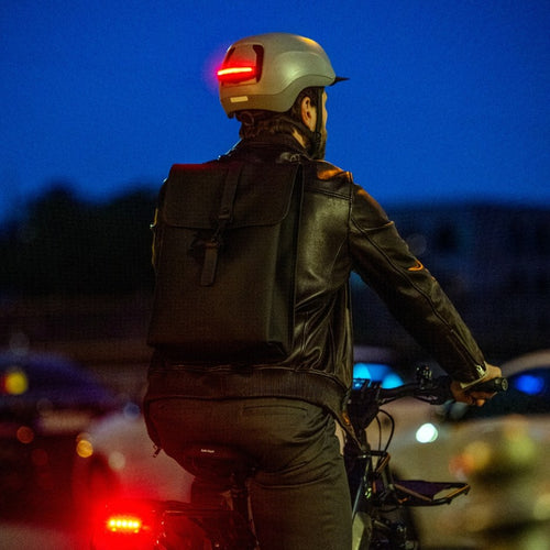 Feu arrière Kask Limelight allumé sur un casque, à vélo en ville la nuit