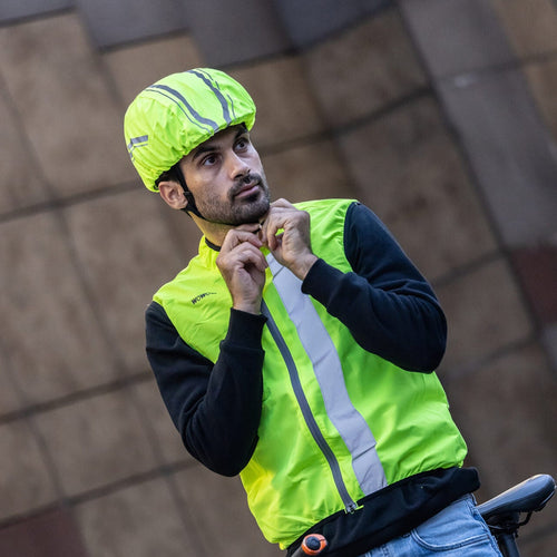 Gilet réfléchissant WOWOW Maverick jaune fluo porté à vélo en ville