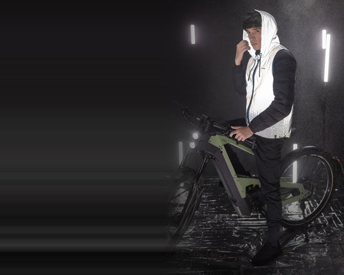Gilet réfléchissant WOWOW Rio porté sur un vélo électrique de nuit