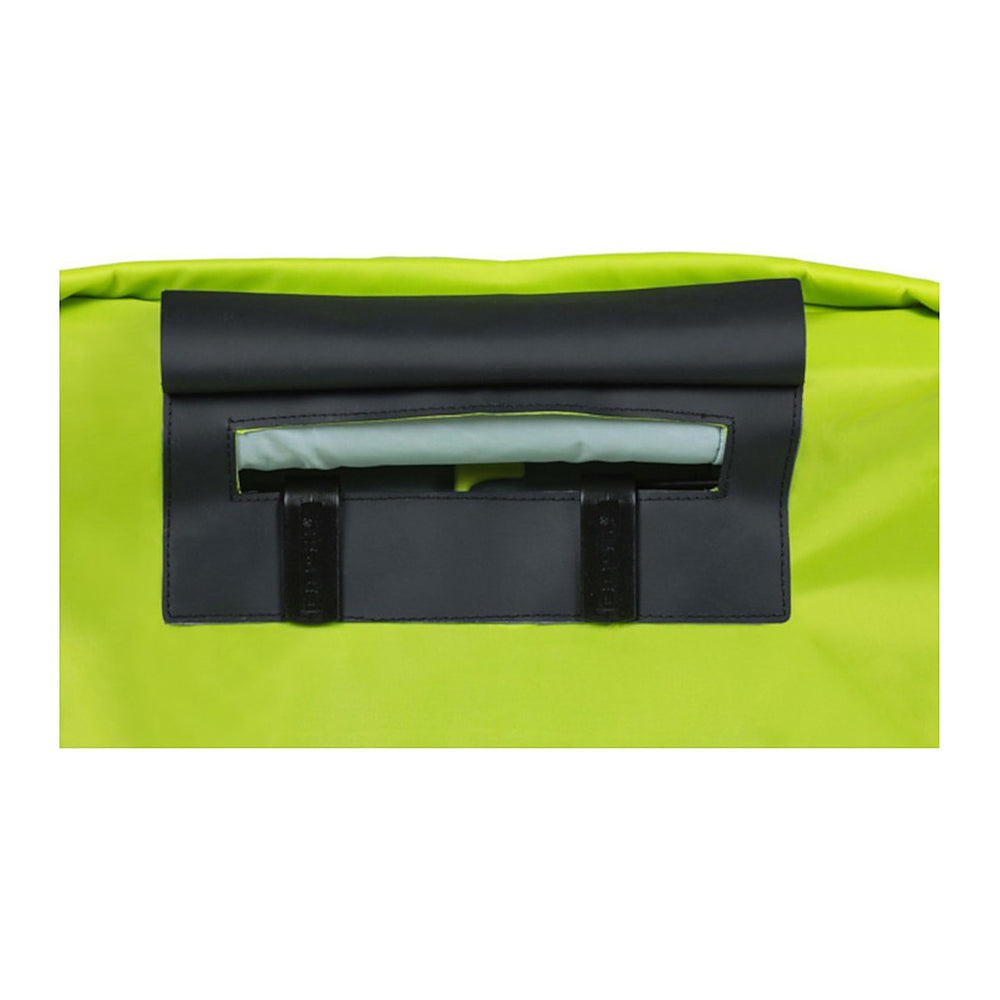 Housse de pluie vélo Basil – Keep Dry and Clean horizontale, sacoche – la fenetre transparente pour la bande reflechissante de la sacoche