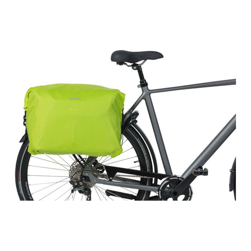 Housse de pluie vélo Basil – Keep Dry and Clean horizontale, sacoche – la housse en place sur une sacoche horizontale