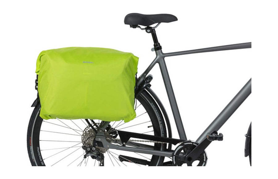 Housse de pluie Basil jaune fluo sur une sacoche de velo