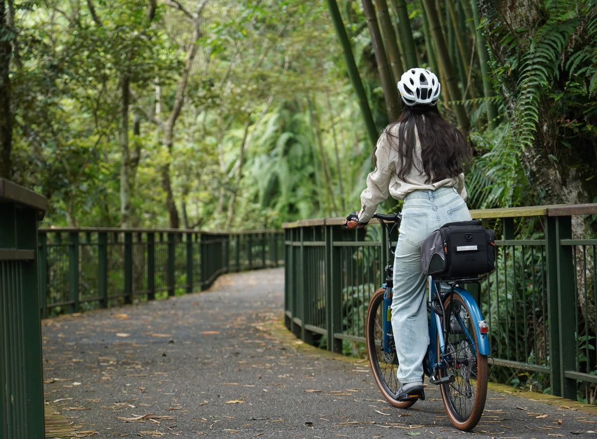 Sacoche de porte-bagages Ibera sur un vélo de ville, cycliste sur une piste cyclable