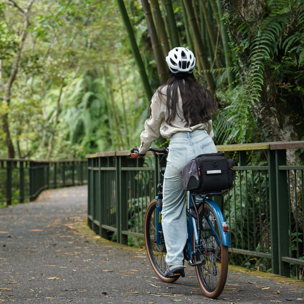 Cycliste avec sacoche de porte-bagages Ibera à vélo