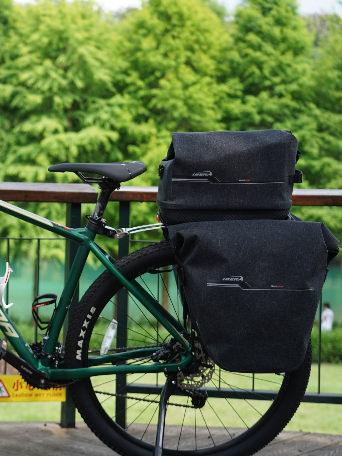 Vélo équipé d'un porte-bagages, d'une sacoche de dessus et de sacoches latérales Ibera
