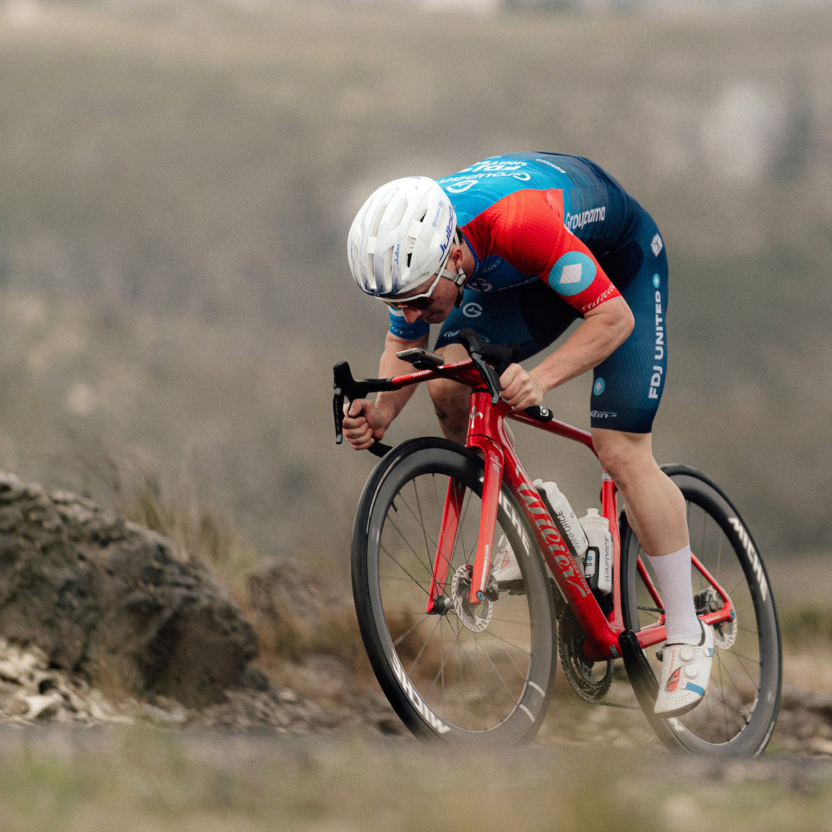 Cycliste sur un vélo de route équipé d'un compteur GPS iGPSPORT