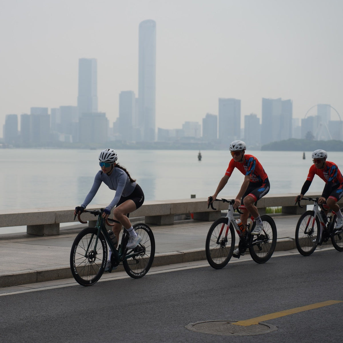 Cyclistes équipés iGPSPORT le long d'un quai en ville