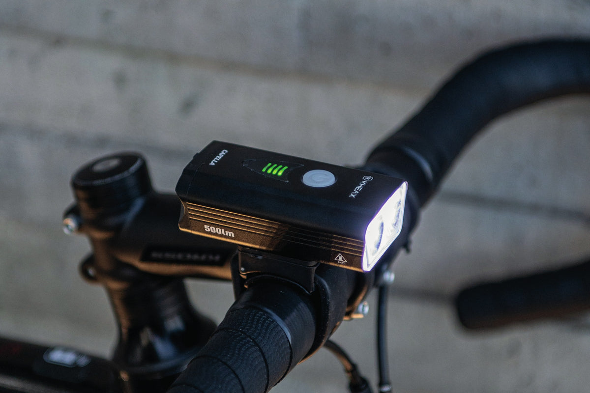 Lampe vélo KHEAX Capella 500 lm sur le guidon d'un vélo en ville