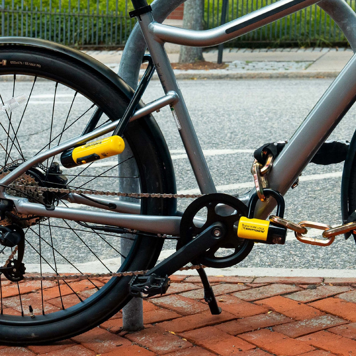 Vélo attaché en ville avec un antivol U et une chaîne Kryptonite New York