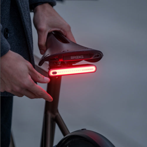 Lampe vélo Unit 1 Smart Light fixée sous la selle, feu arrière allumé