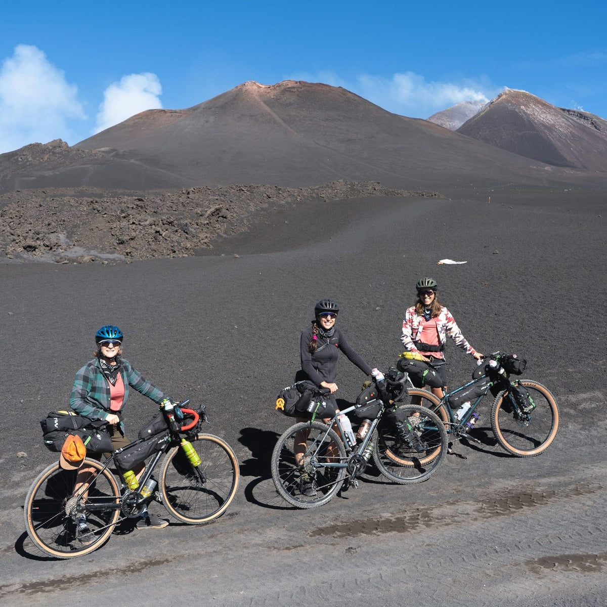 Cyclistes en bikepacking avec sacoches Miss Grape sur l'Etna