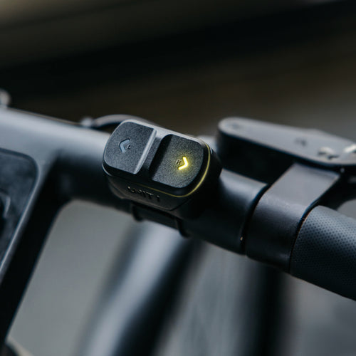 Télécommande clignotants Unit 1 Remote fixée au guidon d'un vélo