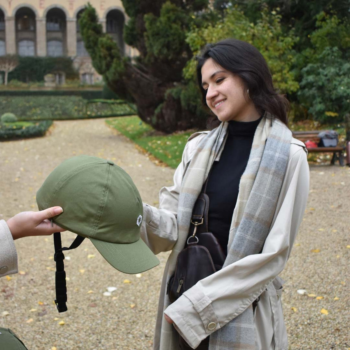 Casque casquette Neoca kaki porté en ville