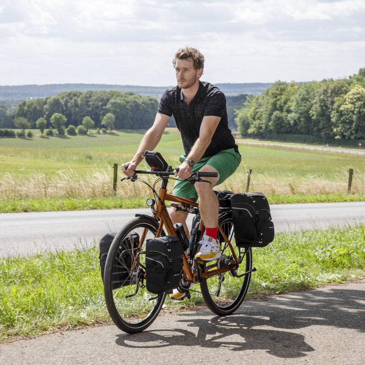 Cycliste roulant avec des sacoches vélo New Looxs Sports