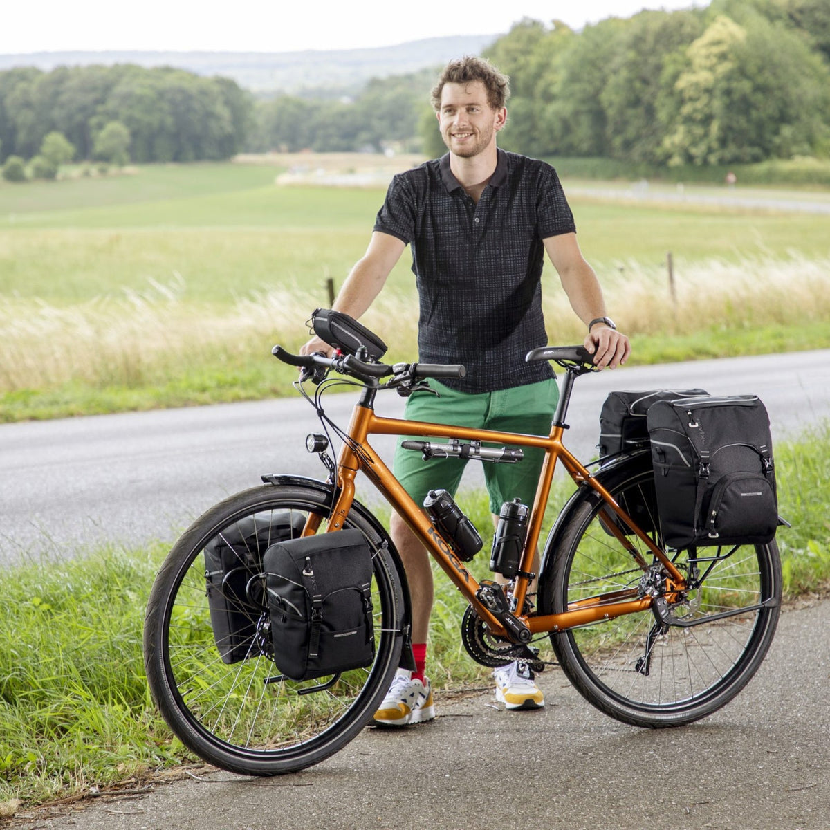 Cycliste et son vélo équipé de sacoches New Looxs Sports