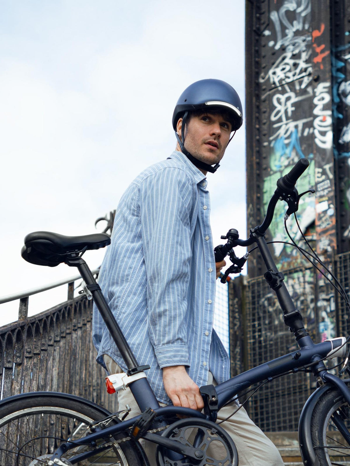 Casque Overade Life porté avec un vélo pliant en ville