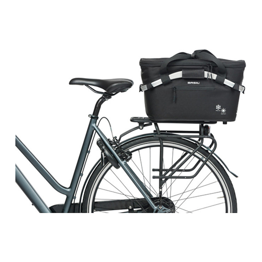 Panier arrière isotherme vélo Basil Classic Carry All MIK 18 L coloris Noir – monte sur un velo de ville