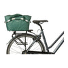 Panier arrière vélo Basil Flair Carry All MIK 22 L coloris Vert – monte sur le porte-bagages d un velo