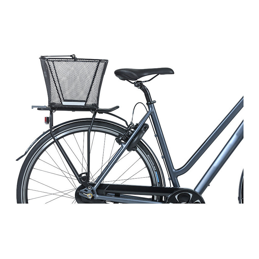 Panier arrière vélo Basil Lesto MIK 20 L coloris Noir – monte sur le porte-bagages d un velo de ville